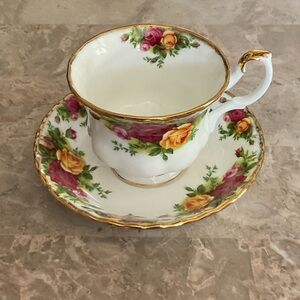 ROYAL ALBERT “Old Country Roses”
 Teacup and Saucer